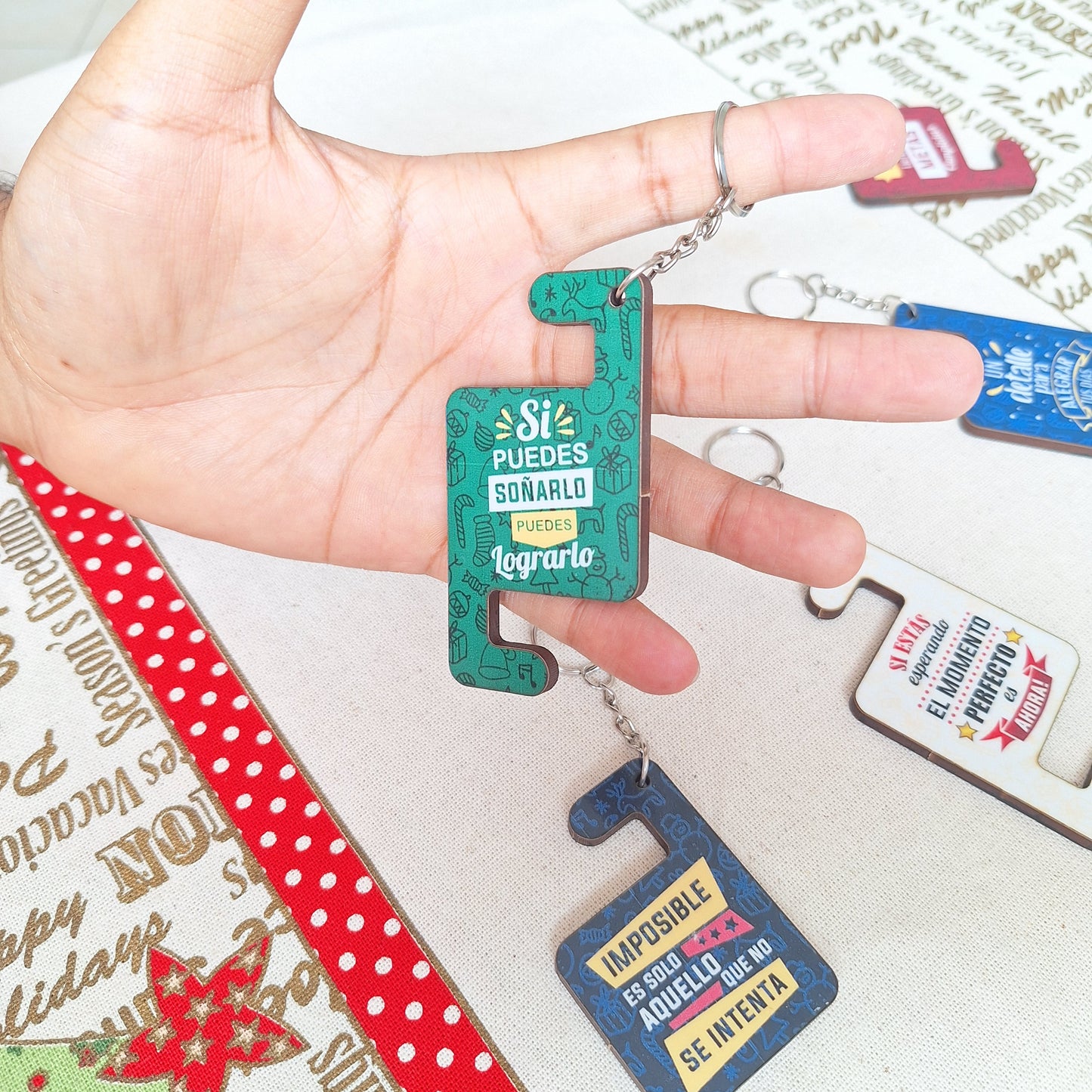 PESEBRE + REGALO 5 PORTACELULARES - LLAVERO con Frases Motivacionales