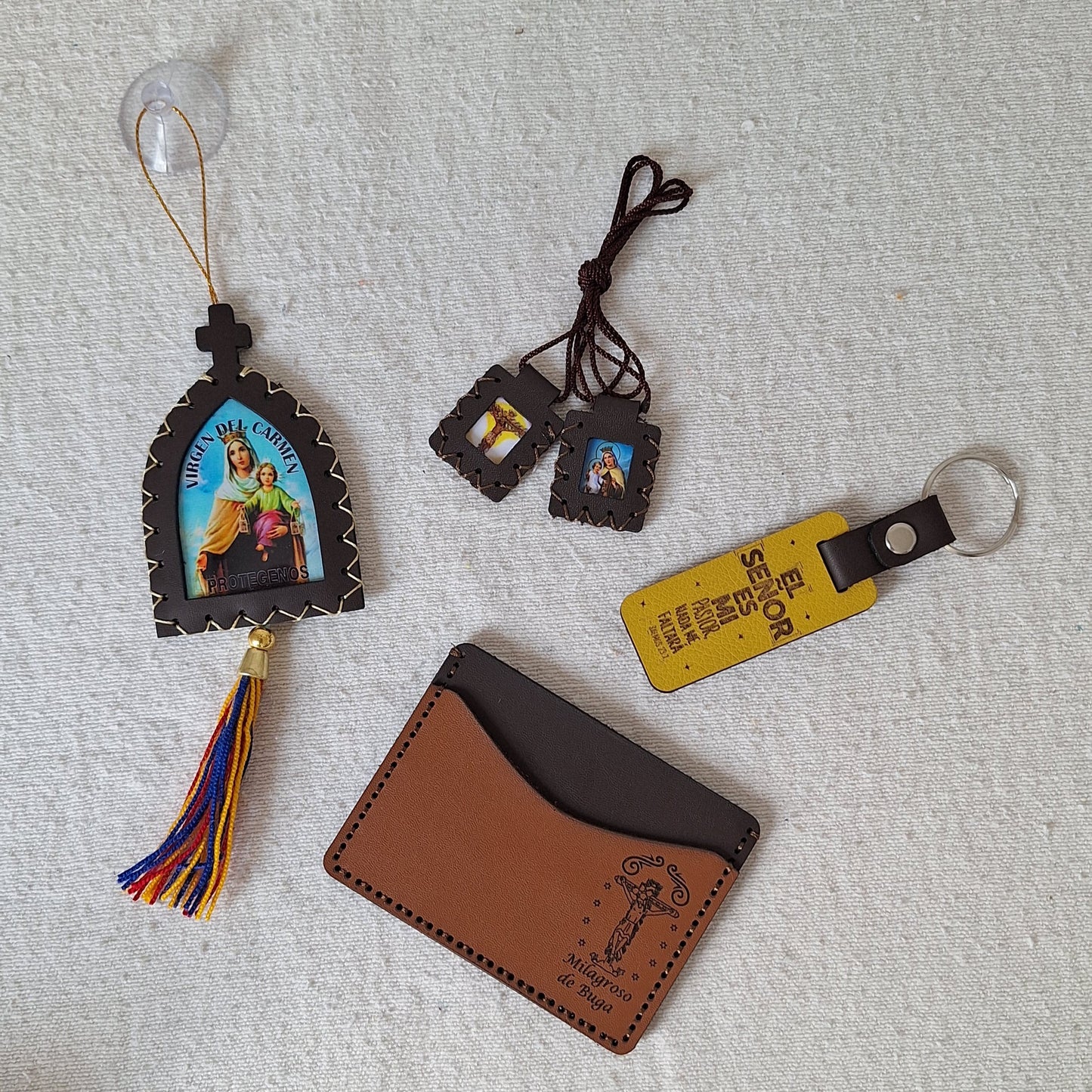 Kit Devocional ¡Protección divina en cada trayecto! Llévate un Llavero, Escapulario, Colgante y Tarjetero! + REGALO LIBRO DIGITAL