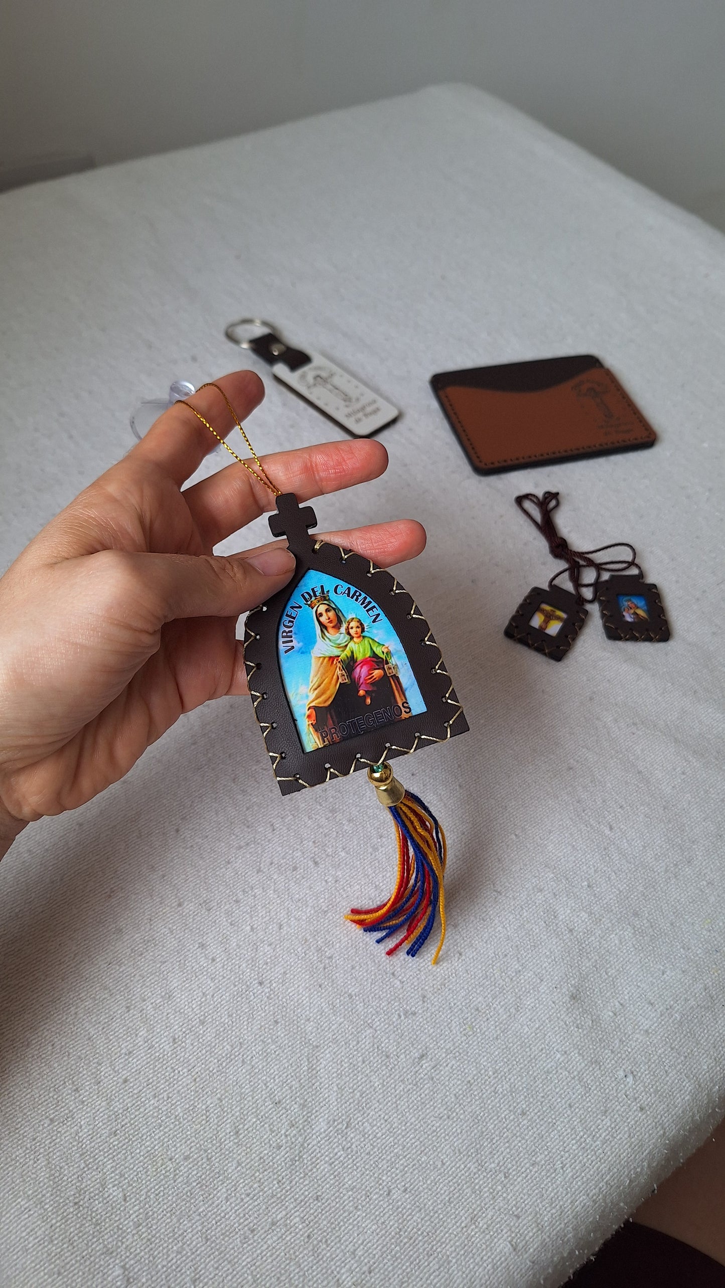 Kit Devocional ¡Protección divina en cada trayecto! Llévate un Llavero, Escapulario, Colgante y Tarjetero! + REGALO LIBRO DIGITAL