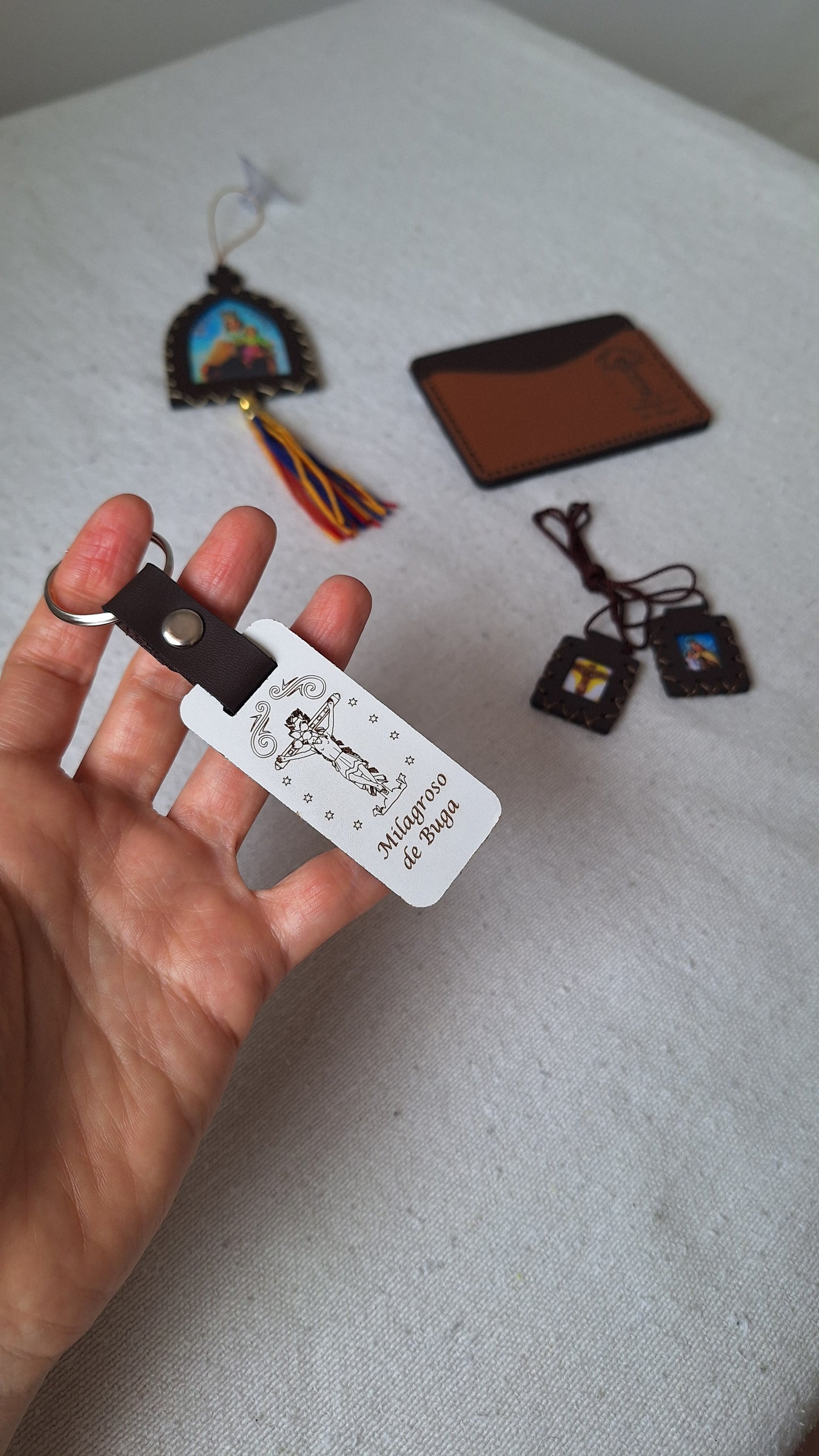 Kit Devocional ¡Protección divina en cada trayecto! Llévate un Llavero, Escapulario, Colgante y Tarjetero! + REGALO LIBRO DIGITAL