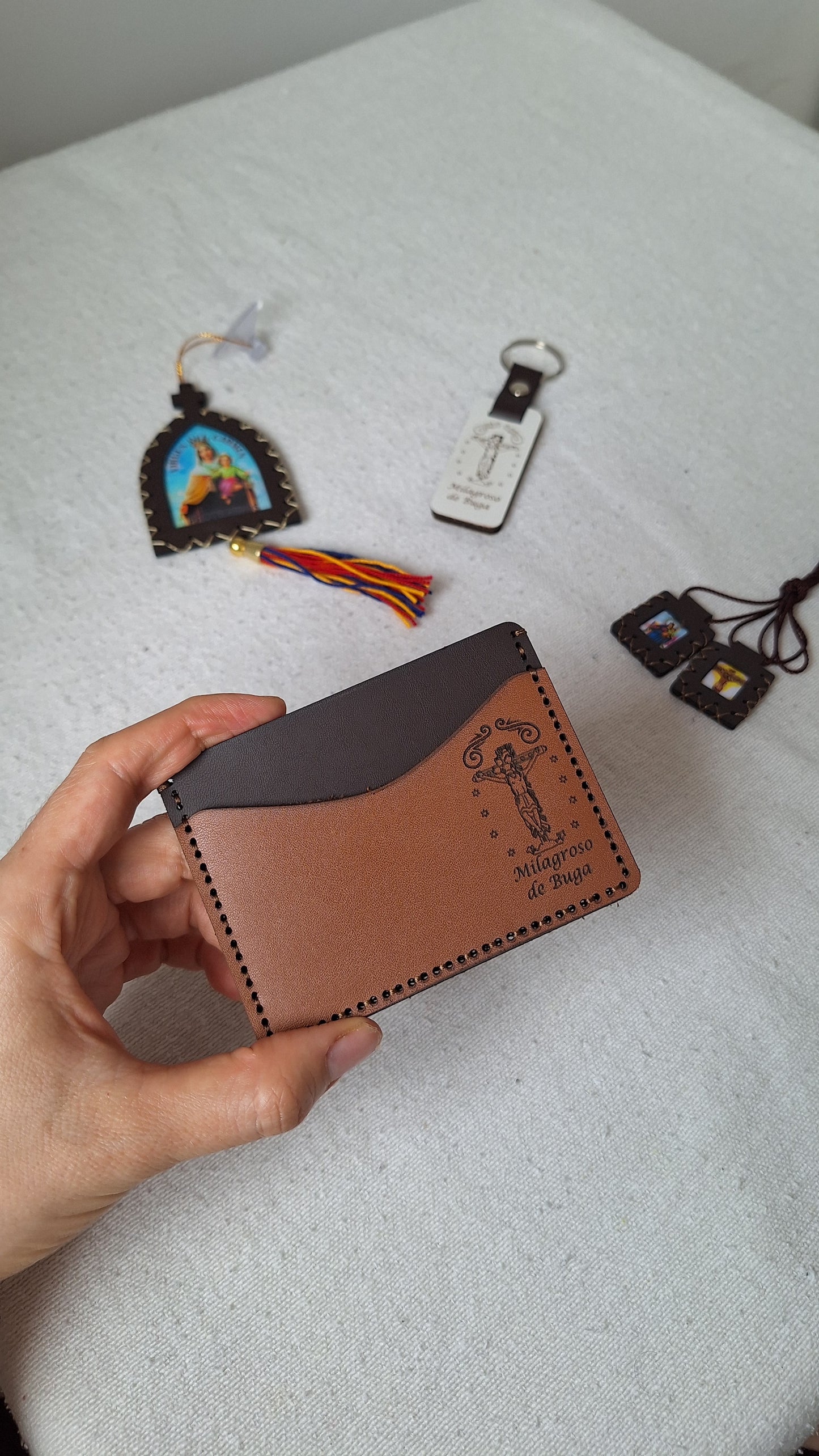 Kit Devocional ¡Protección divina en cada trayecto! Llévate un Llavero, Escapulario, Colgante y Tarjetero! + REGALO LIBRO DIGITAL