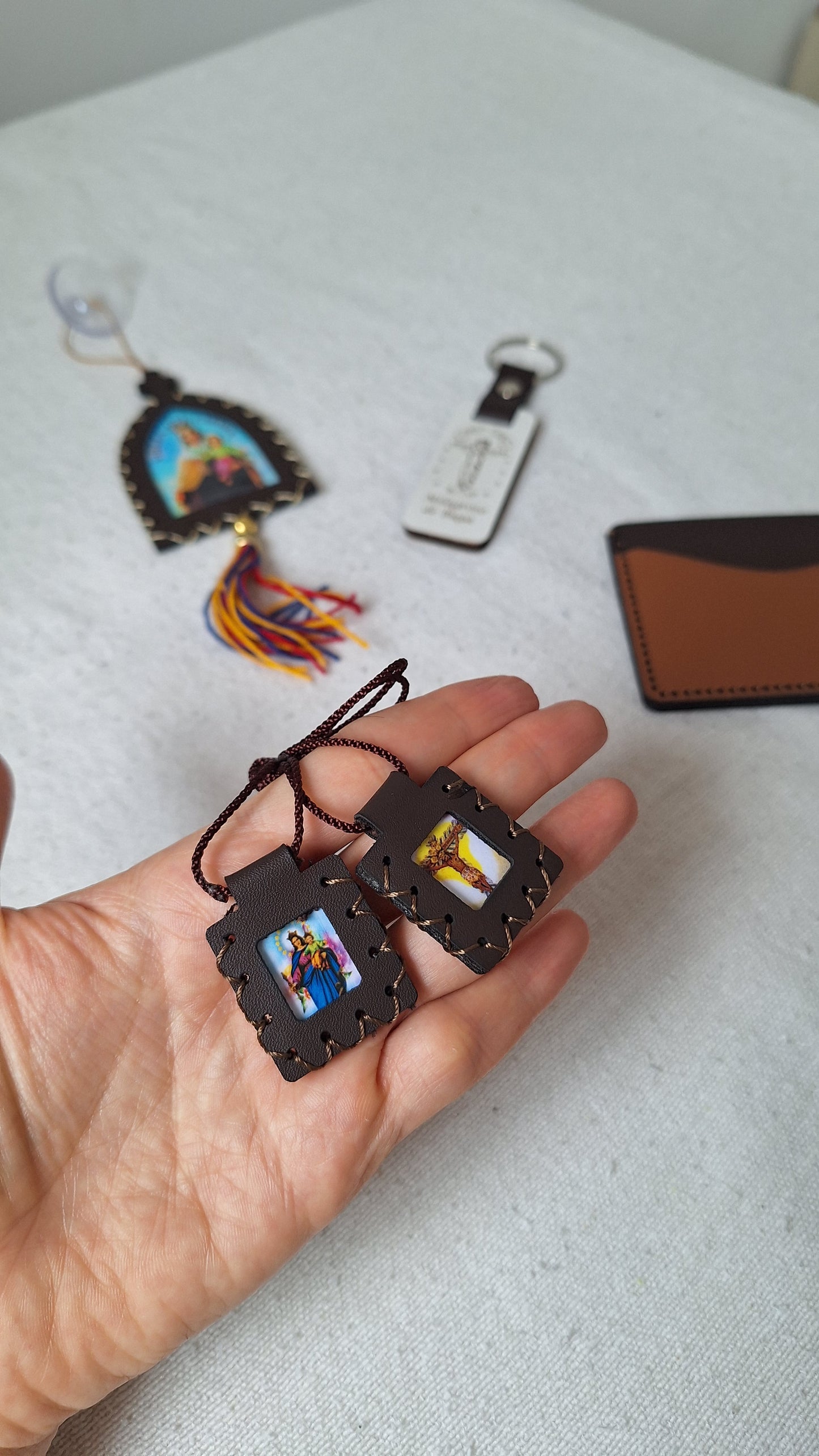 Kit Devocional ¡Protección divina en cada trayecto! Llévate un Llavero, Escapulario, Colgante y Tarjetero! + REGALO LIBRO DIGITAL