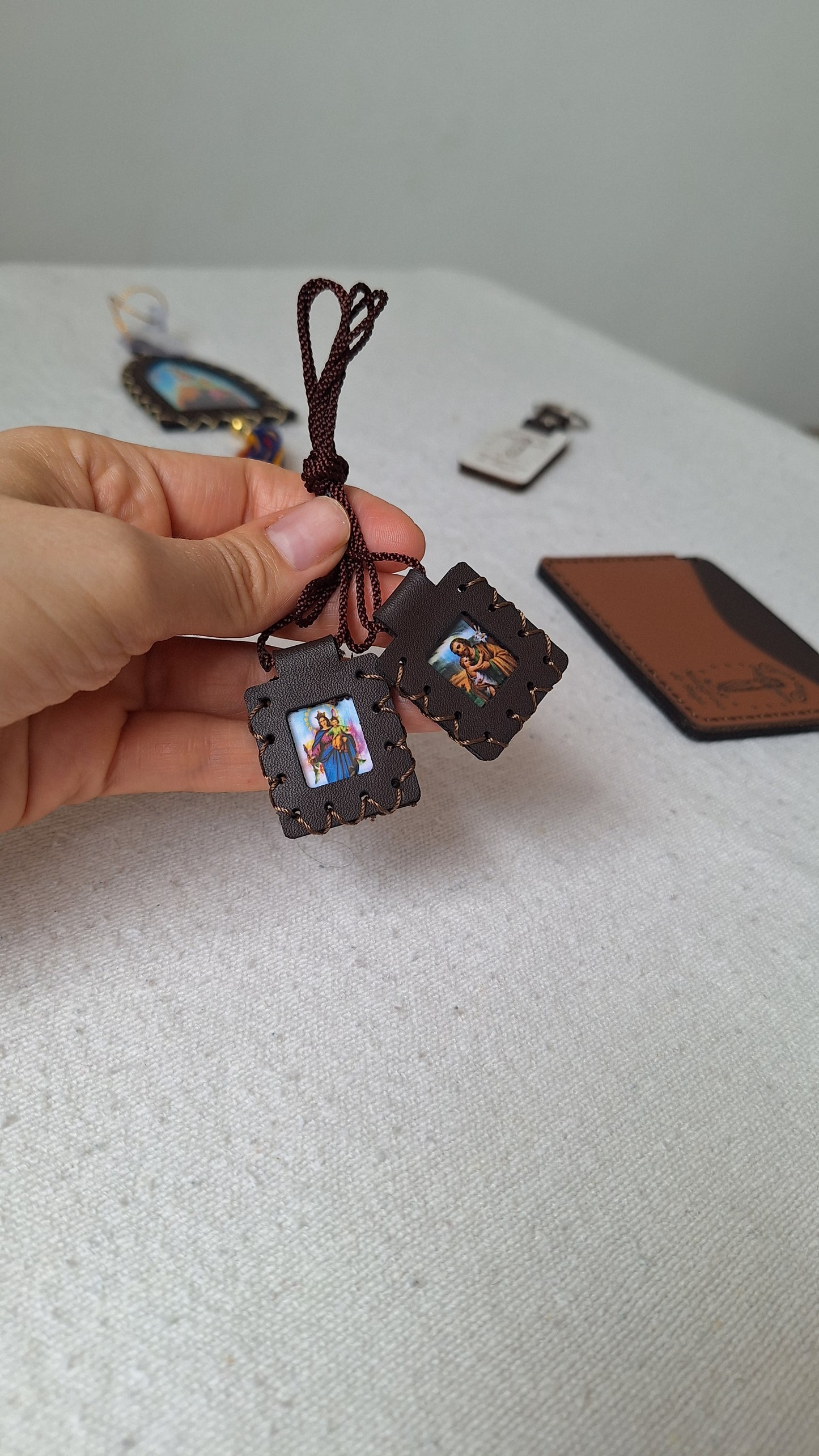 Kit Devocional ¡Protección divina en cada trayecto! Llévate un Llavero, Escapulario, Colgante y Tarjetero! + REGALO LIBRO DIGITAL