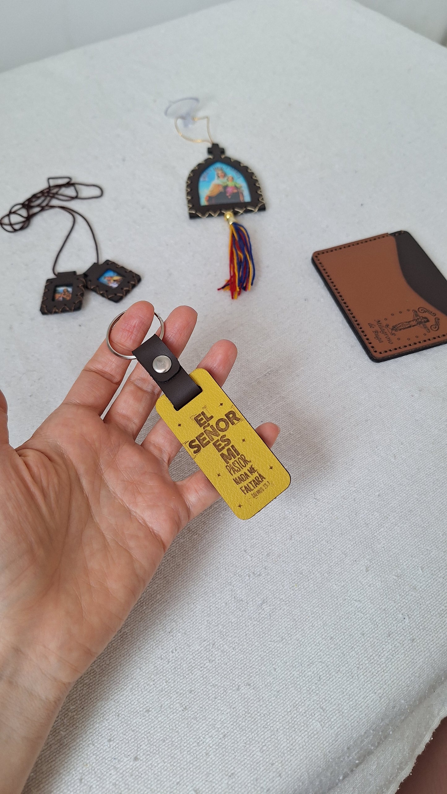 Kit Devocional ¡Protección divina en cada trayecto! Llévate un Llavero, Escapulario, Colgante y Tarjetero! + REGALO LIBRO DIGITAL