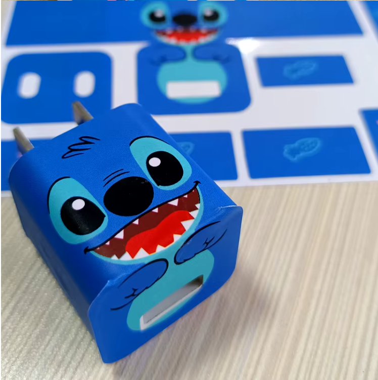 KIT de 3 STICKERS para el CARGADOR y CABLE DE TU CELULAR + REGALO 30 fondos de pantalla. ¡Solo por tiempo limitado! 🚨