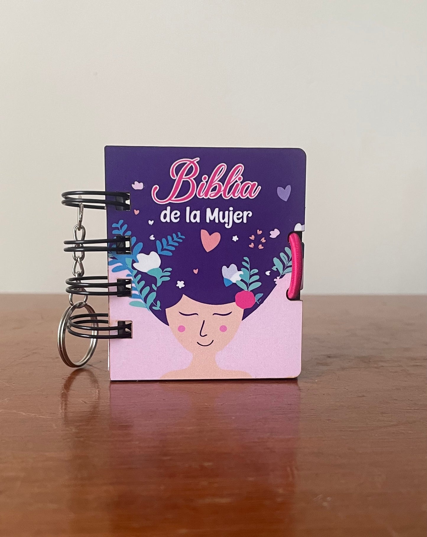 Biblia Mujer y Llavero + REGALO Sorpresa: Inspiración al Alcance de Tu Mano.