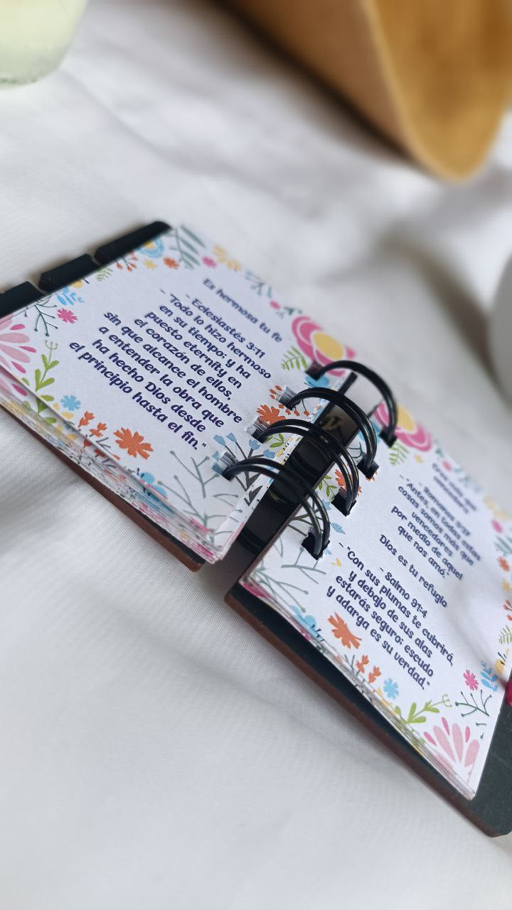 Biblia Mujer y Llavero + REGALO Sorpresa: Inspiración al Alcance de Tu Mano.
