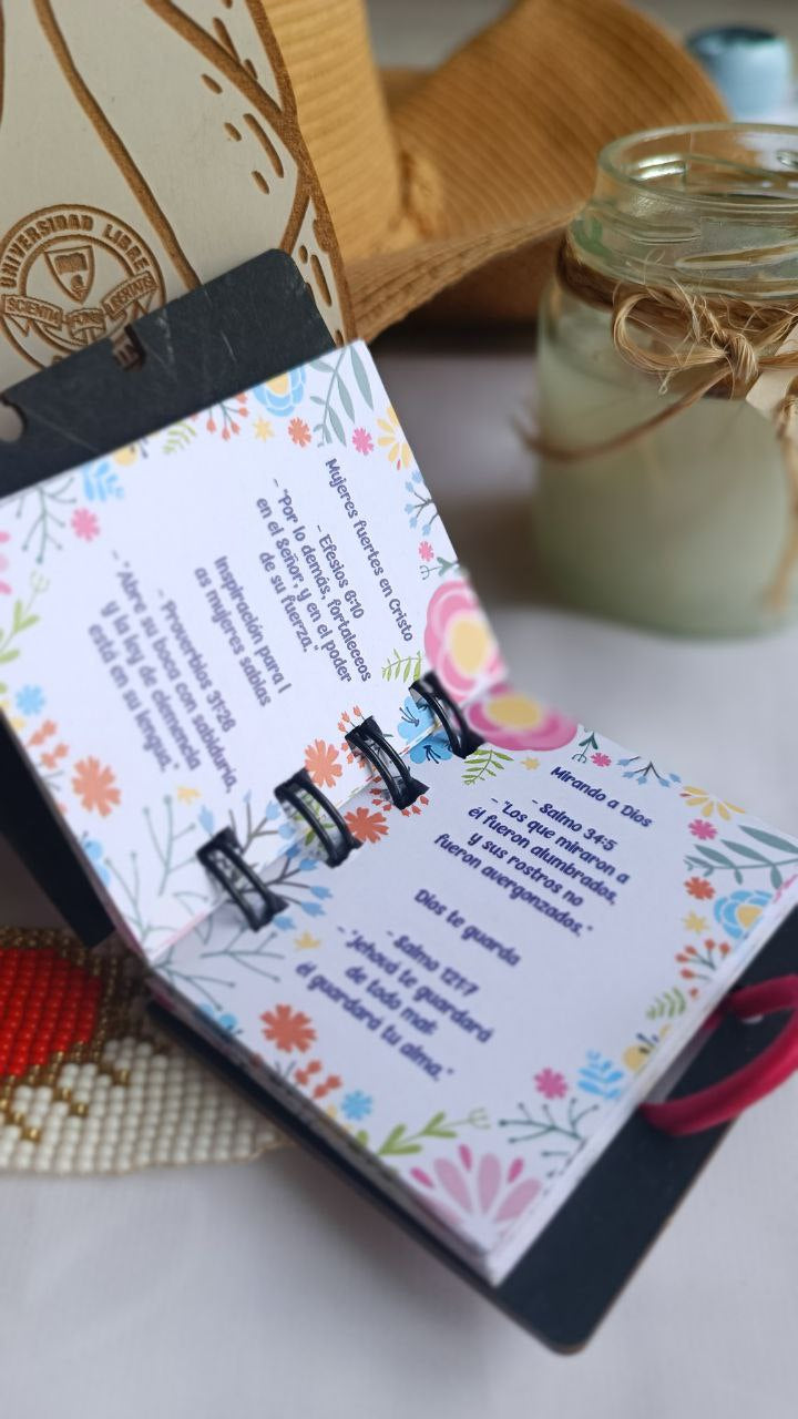 Biblia Mujer y Llavero + REGALO Sorpresa: Inspiración al Alcance de Tu Mano.