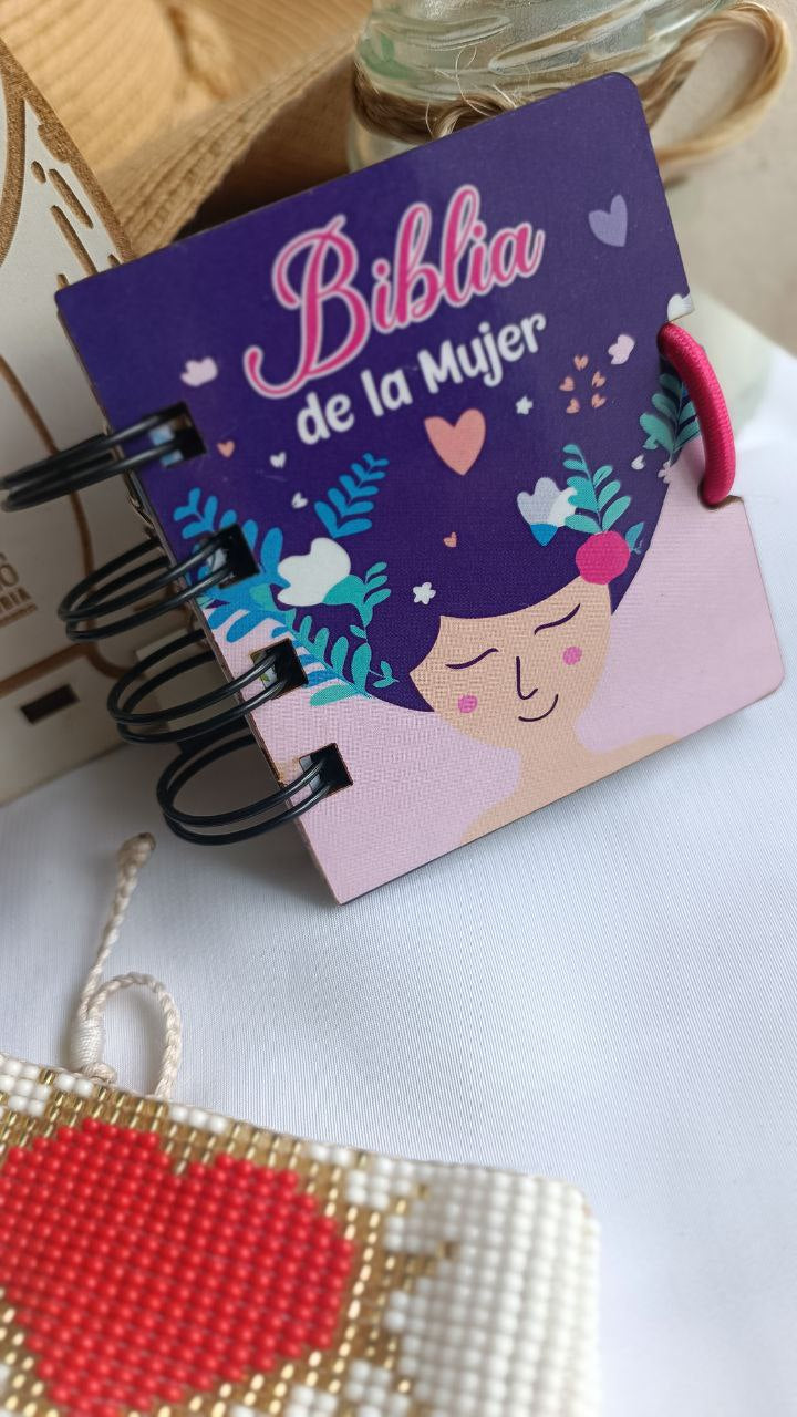 Biblia Mujer y Llavero + REGALO Sorpresa: Inspiración al Alcance de Tu Mano.