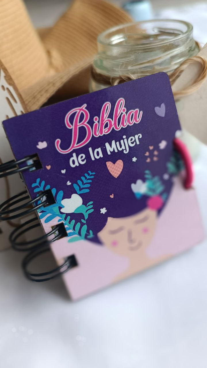 Biblia Mujer y Llavero + REGALO Sorpresa: Inspiración al Alcance de Tu Mano.