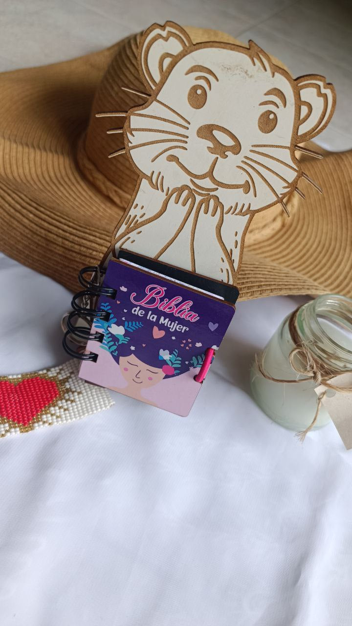 Biblia Mujer y Llavero + REGALO Sorpresa: Inspiración al Alcance de Tu Mano.