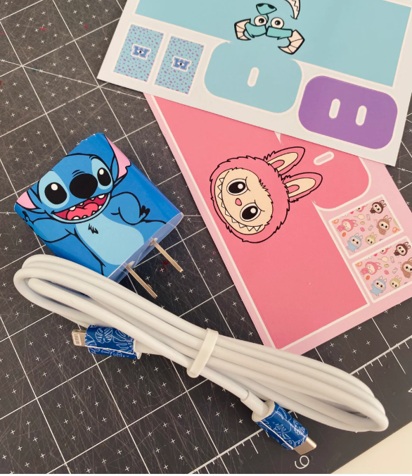 KIT de 3 STICKERS para el CARGADOR y CABLE DE TU CELULAR + REGALO 30 fondos de pantalla. ¡Solo por tiempo limitado! 🚨