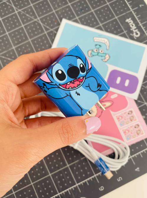KIT de 3 STICKERS para el CARGADOR y CABLE DE TU CELULAR + REGALO 30 fondos de pantalla. ¡Solo por tiempo limitado! 🚨
