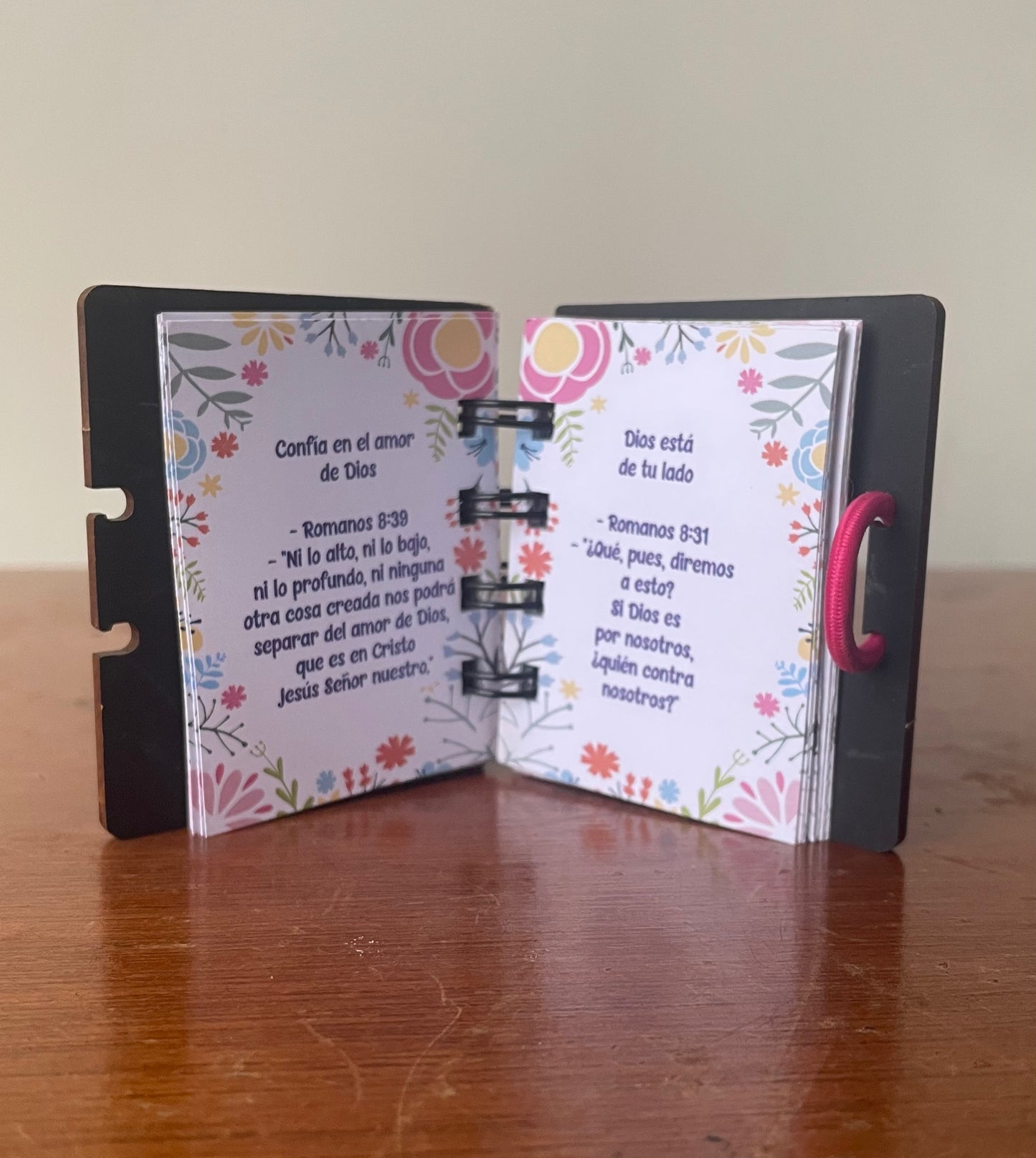 Biblia Mujer y Llavero + REGALO Sorpresa: Inspiración al Alcance de Tu Mano.